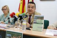 El consejero de Agricultura, Agua y Desarrollo Rural, Francisco Martínez Arroyo, presenta el libro ‘Paisajes culturales agrarios en Castilla-La Mancha’