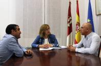 La delegada de la Junta de Comunidades en Ciudad Real recibe al alcalde de Viso del Marqués, Alfonso Lozano
