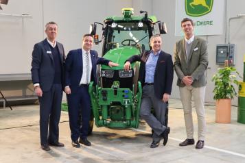 El consejero de Agricultura, Agua y Desarrollo Rural, Francisco Martínez Arroyo, asiste a la inauguración de las nuevas instalaciones de la empresa Quiles Agro-John Deere 