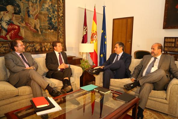 Reunión del presidente García-Page con el alcalde de Cuenca, Ángel Mariscal
