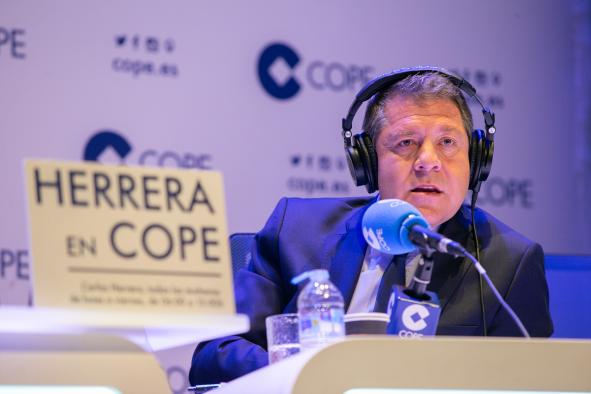 El presidente, Emiliano García-Page, es entrevistado,  en la Cadena COPE, por el periodista Carlos Herrera
