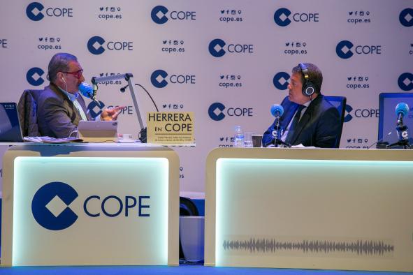 El presidente, Emiliano García-Page, es entrevistado,  en la Cadena COPE, por el periodista Carlos Herrera