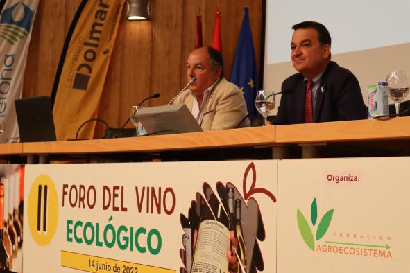 El consejero de Agricultura, Agua y Desarrollo Rural, Francisco Martínez Arroyo, clausura el II Foro del Vino Ecológico