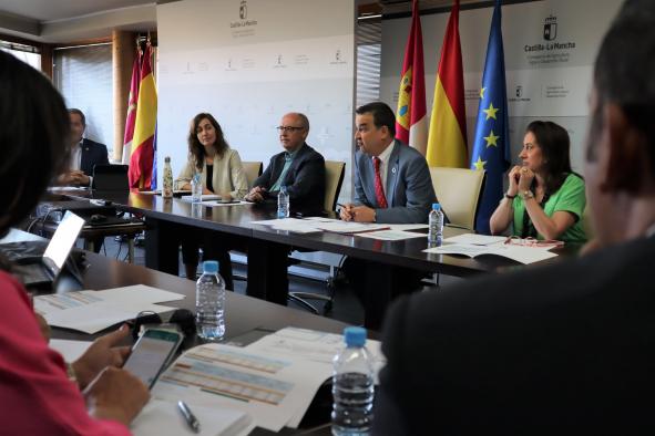 El consejero de Agricultura, Agua y Desarrollo Rural, Francisco Martínez Arroyo, ha presidido, en la Consejería, la reunión del Consejo Agrario de Castilla-La Mancha en la que se han abordado asuntos de actualidad del sector. 