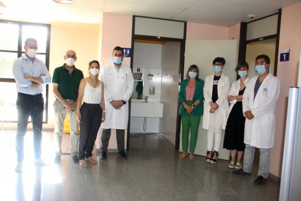 La Gerencia de Alcázar de San Juan y la AECC adaptan un aseo del Hospital Mancha Centro para pacientes ostomizados