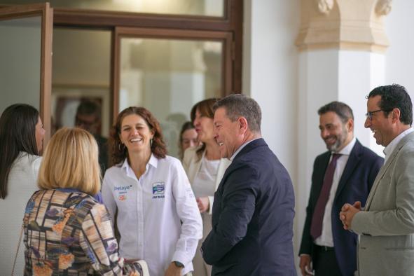 El presidente de Castilla-La Mancha recibe a Ester Arriero, participante en el Reto Pelayo Vida