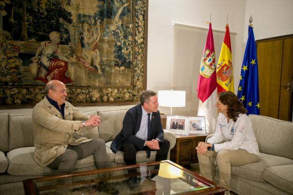 El presidente de Castilla-La Mancha recibe a Ester Arriero, participante en el Reto Pelayo Vida