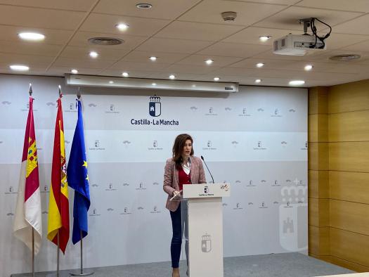 La viceconsejera de Empleo, Diálogo Social y Bienestar Laboral, Nuria Chust, comparece en rueda de prensa para analizar los datos del paro registrado correspondientes al mes de febrero en la región