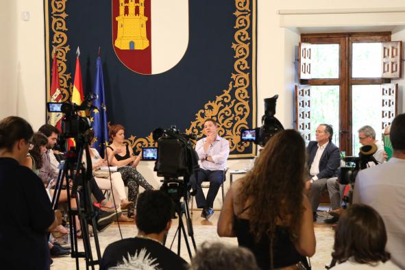 Encuentro informativo del Presidente Page con medios en el Palacio de Fuensalida